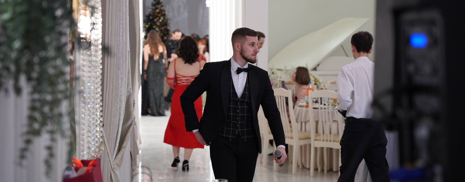 Ведущий Владимир Сапфиров