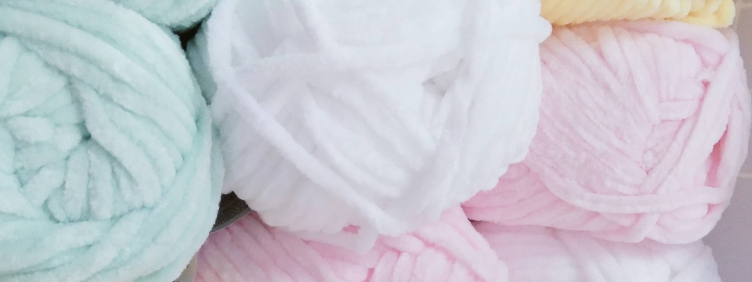 Лиля  вяжет