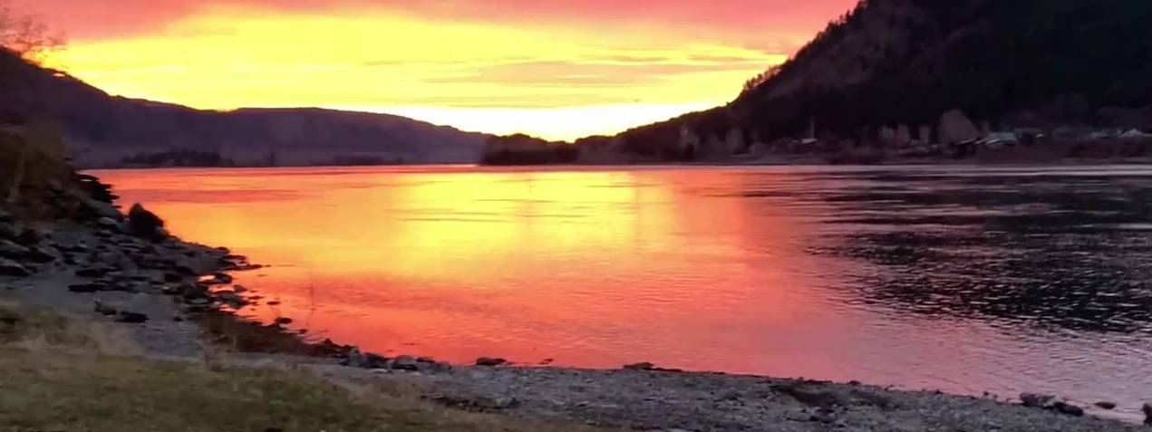 Живу в Сибири у реки.