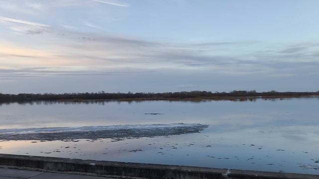 Последние льдины на Волге . А только начало апреля.Нижний Новгород.