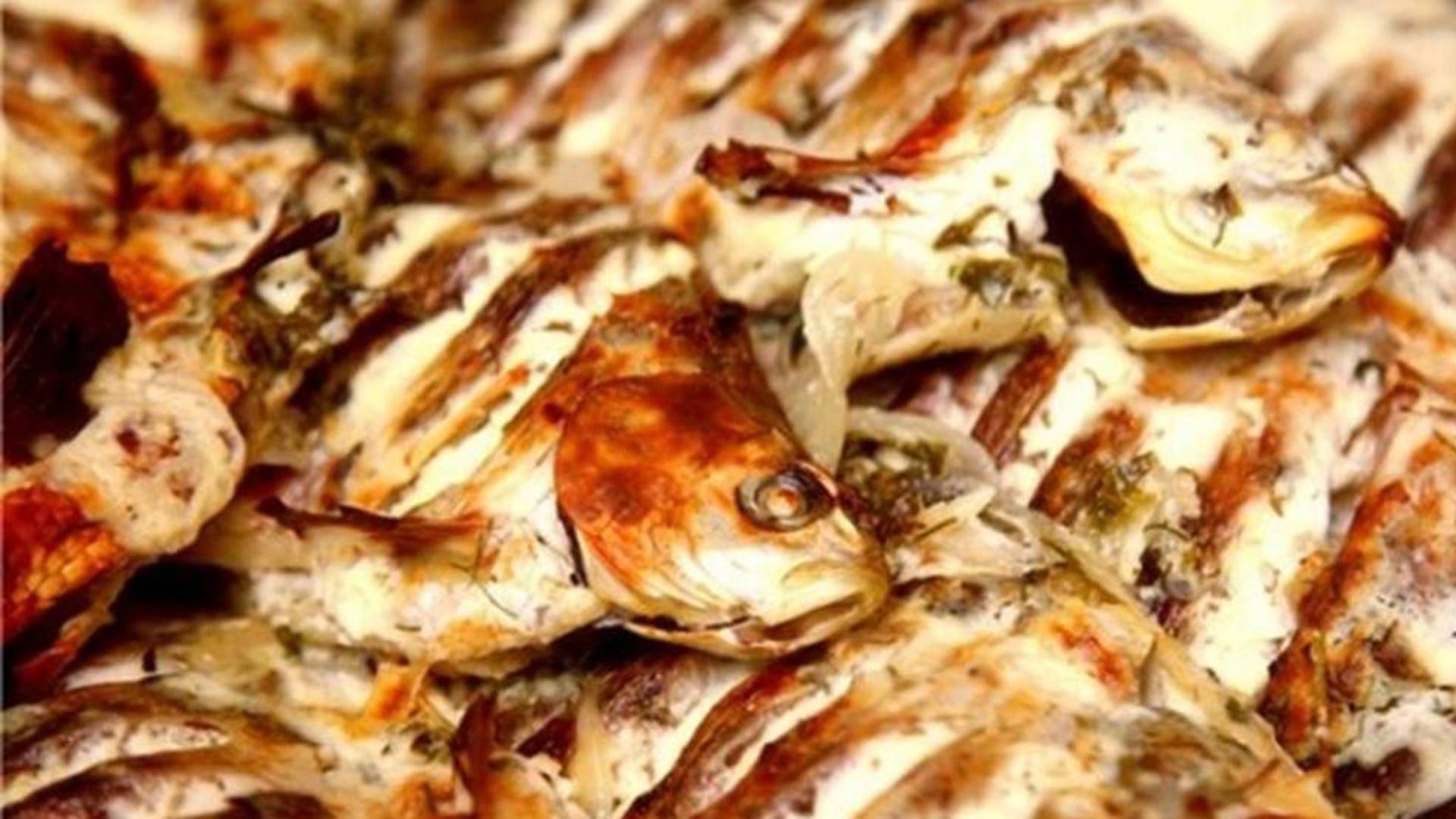 Такой карась в сметане обязательно понравится всем.