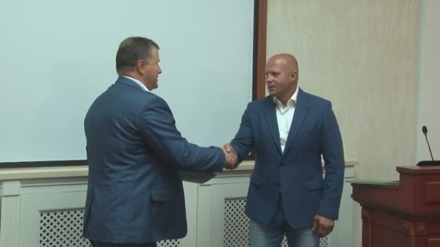 Фёдору Емельяненко вручили диплом об окончании аспирантуры НИУ «БелГУ»