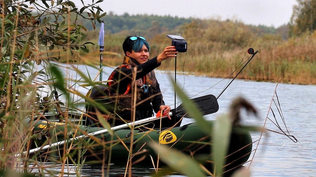 Плаваю НА КАЯКЕ ПО ВОЛНЕ. РЫБАЛКА НА ПОПЛАВОК. Куча рыбы на точке