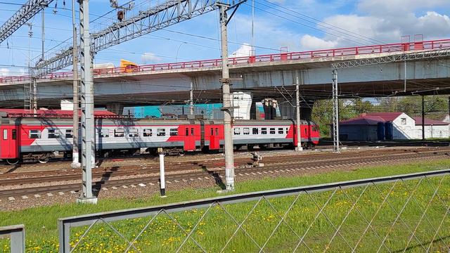 Электропоезд ЭТ2М прибывает на платформу Обухово в Петербурге