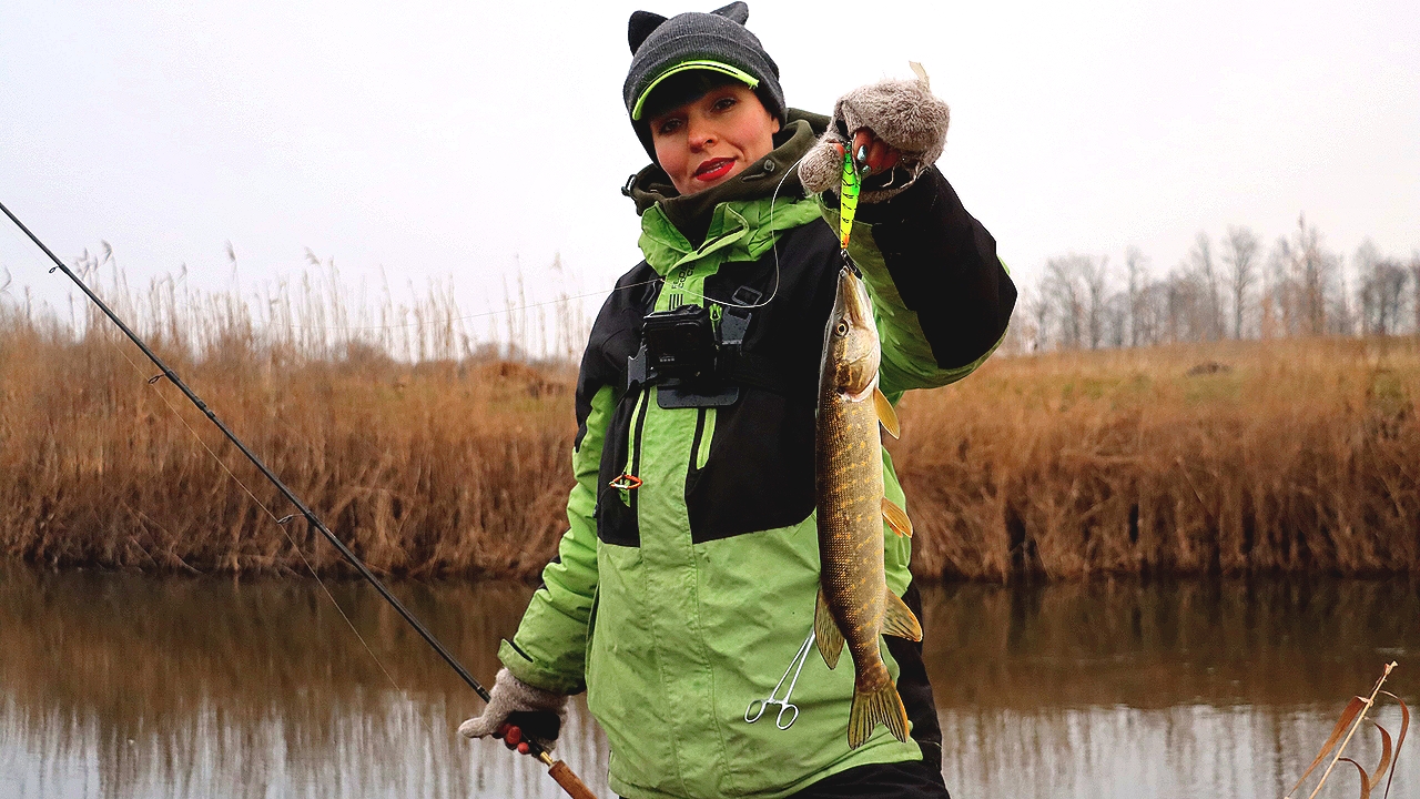 Брожу ПО РЕКЕ. Рыбалка на Спиннинг. ЩУКА ЕСТ воблер! #308.mp4