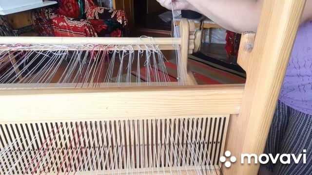 Ткачество. Заправка основы в бердо.