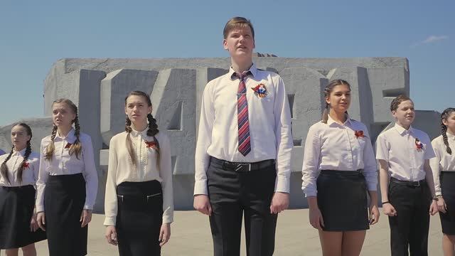 "И всё о той весне". Всё для фронта! Всё для победы!