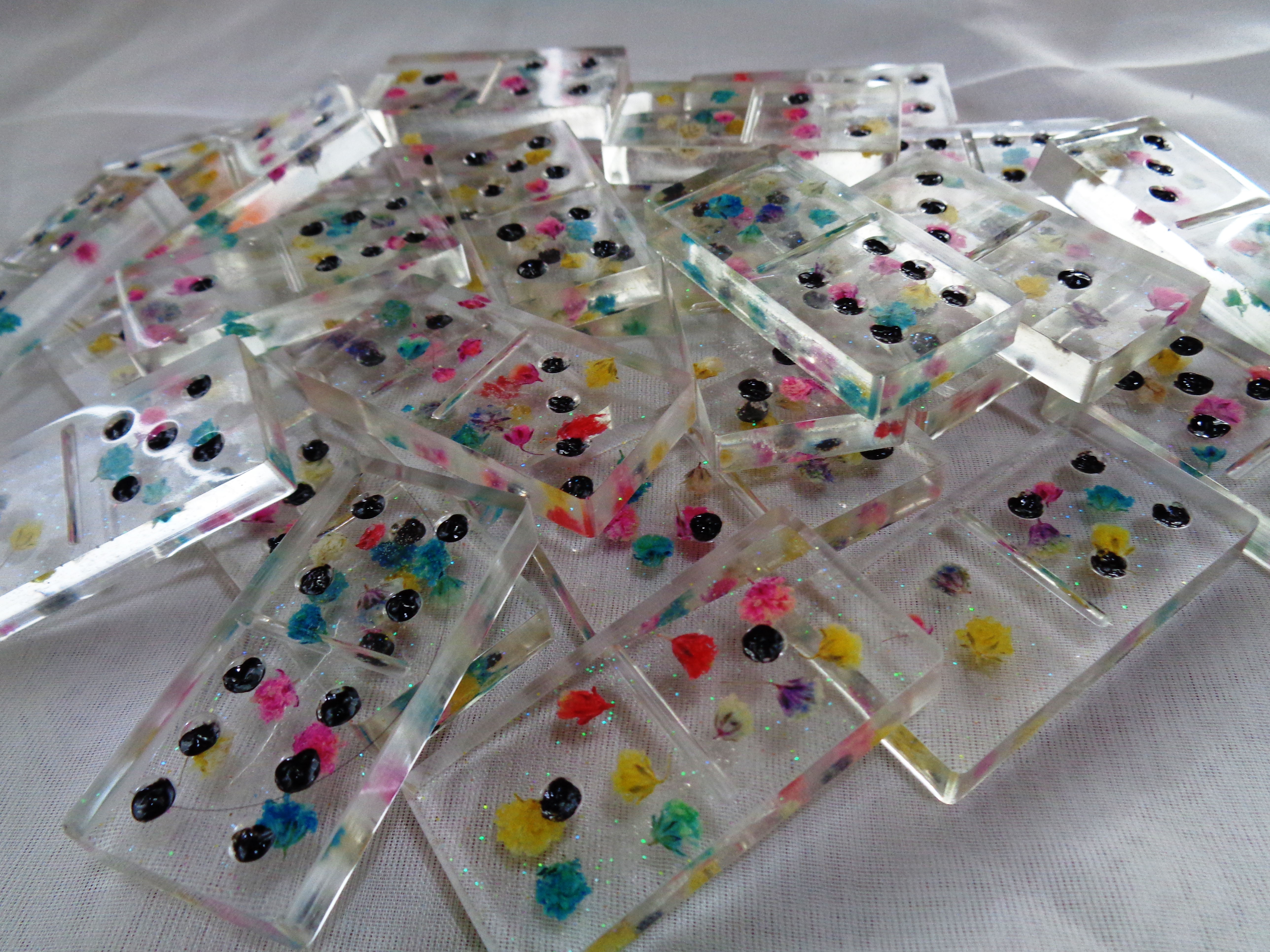 Эксклюзивное домино из смолы с цветами.