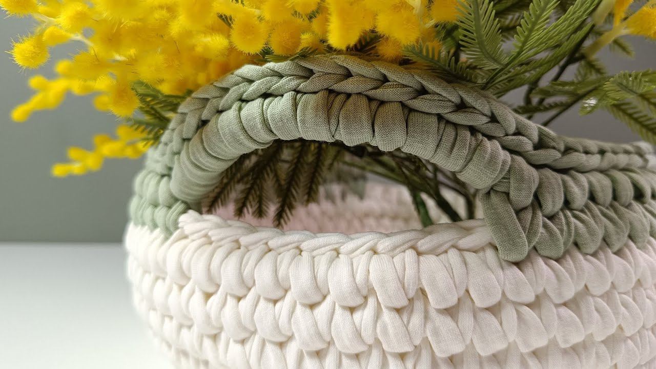 Вязаная корзина с ручками