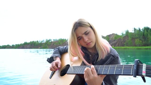 НЕВЕРОЯТНО СПЕЛА НА ЛОДКЕ В ГРОЗУ АВТОРСКУЮ ПЕСНЮ