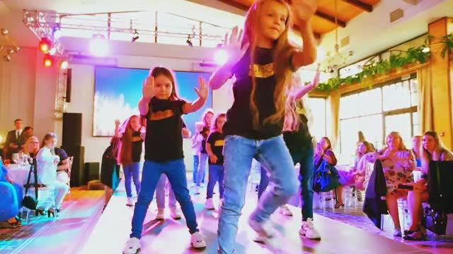 Дети модели танцуют на подиуме Шато Пино / 1000планет