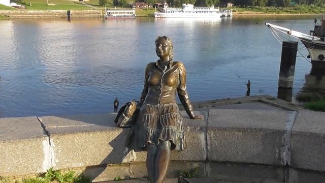 Памятник уставшей туристке в Великом Новгороде, отличное место для красивых фото.mp4