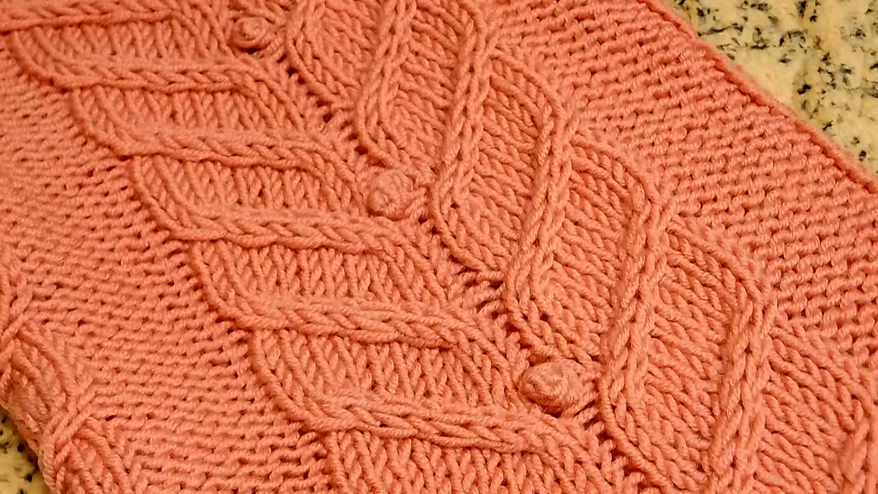 ВЯЖЕМ ШИШКИ КРЮЧКОМ В ПРОЦЕССЕ ВЯЗАНИЯ СПИЦАМИ