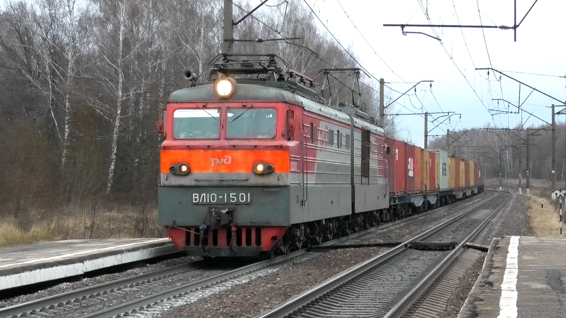 ВЛ10-1501 с контейнерным грузовым поездом и приветливой бригадой