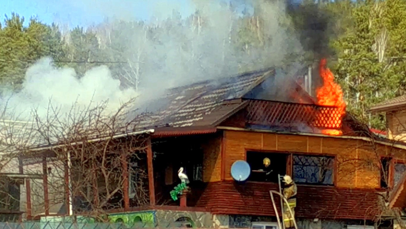 Внезапный ПОЖАР у соседей ЗАГОРЕЛСЯ ДОМ! Работа пожарных.