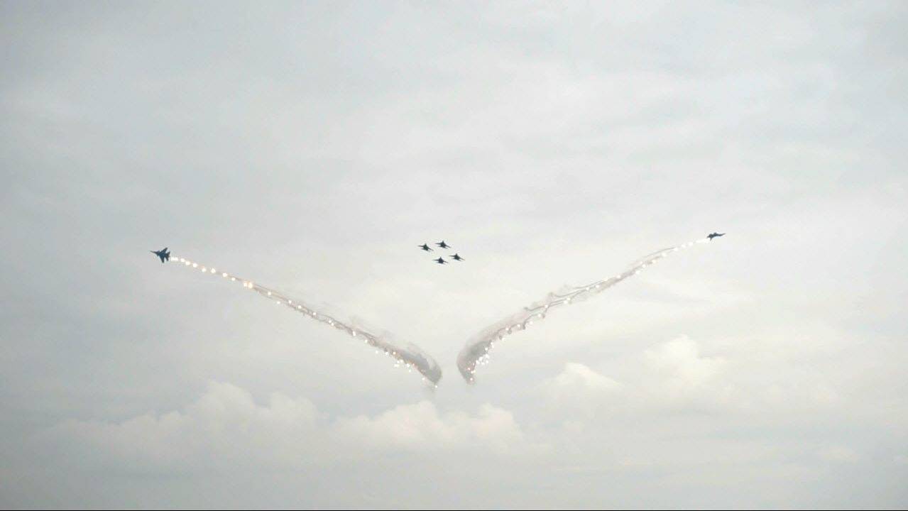 Авиашоу. Выступление "Русских витязей". День города Барнаула.