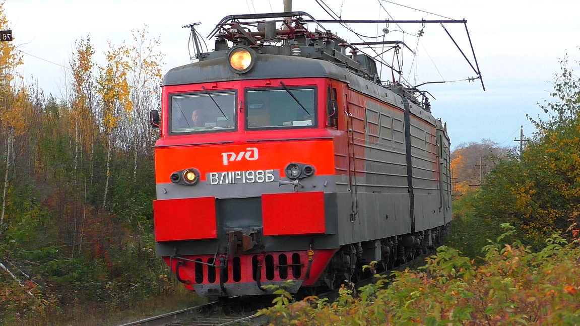 "Сквозной". ВЛ11М-198/255 с грузовым поездом