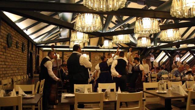 Будапешт. Фольклорное представление в ресторане Трофей Гриль.