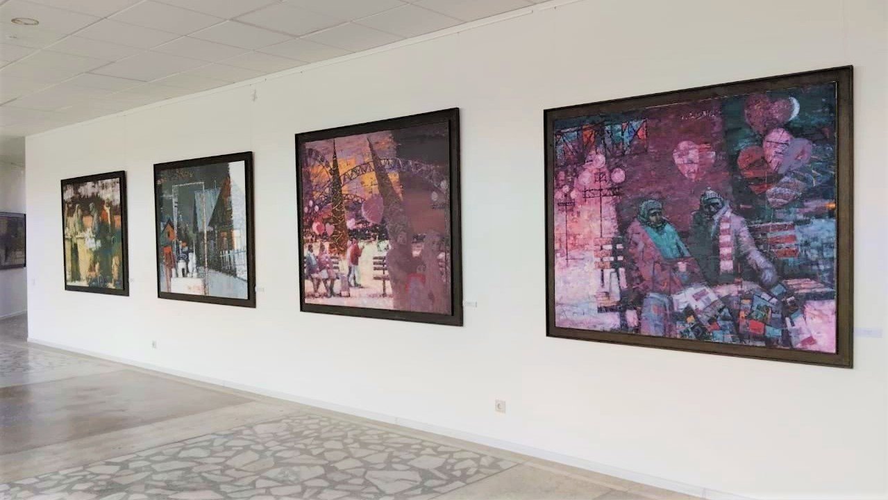 Жители Красноярска любуются картинами югорского художника