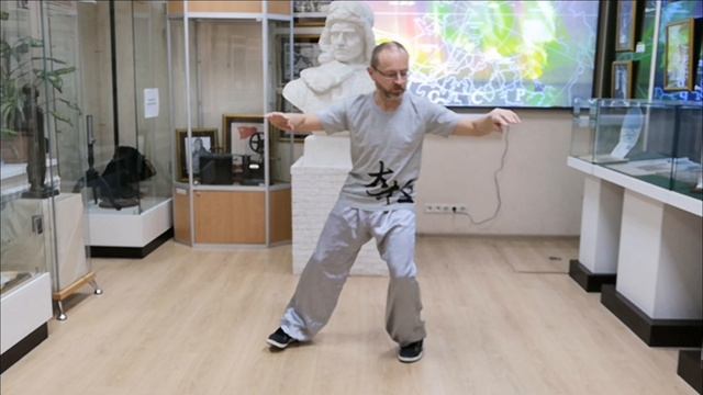 Тайцзицюань 10 форм, 8-я форма (Схватить птицу [воробья] за хвост)