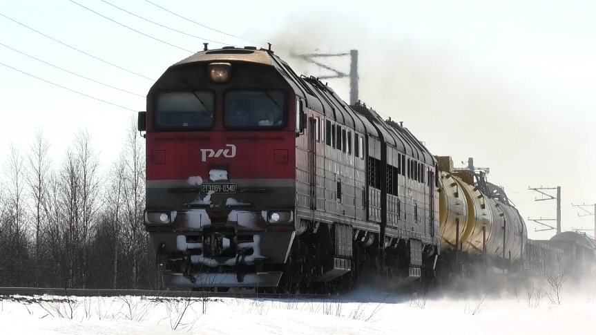 "Снежный" 2ТЭ116У-0340 с грузовым поездом и приветливой бригадой