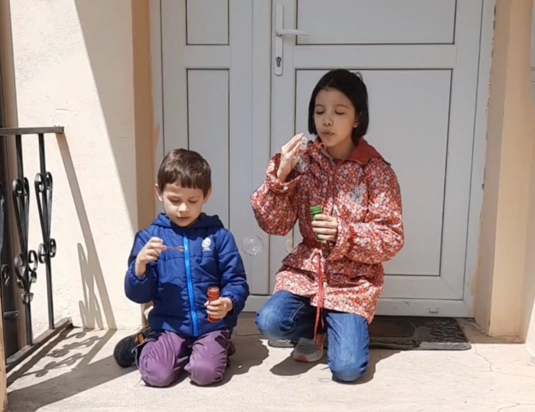 Детская прогулка ?? Мыльные пузыри ?? Алинка калинка и Антошка картошка играют с пузырями ??