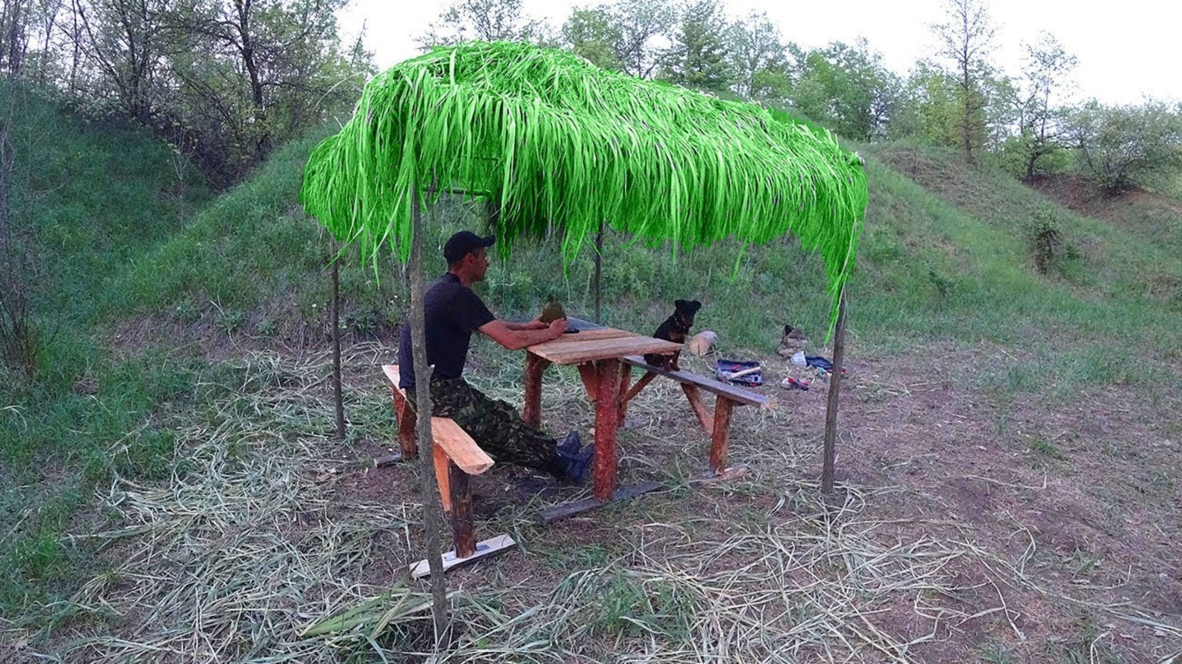 Строю Хижину 3 часть. 2020. Доделал крышу с камыша на Хижине. Сделал стол и лавочки. Волкмикс.