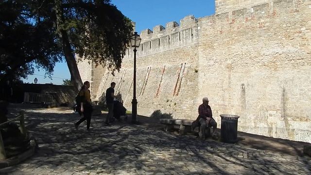 Замок Святого Георгия,красные крыши Лиссабона и павлины на деревьях!Соборы,площади и мирадору!