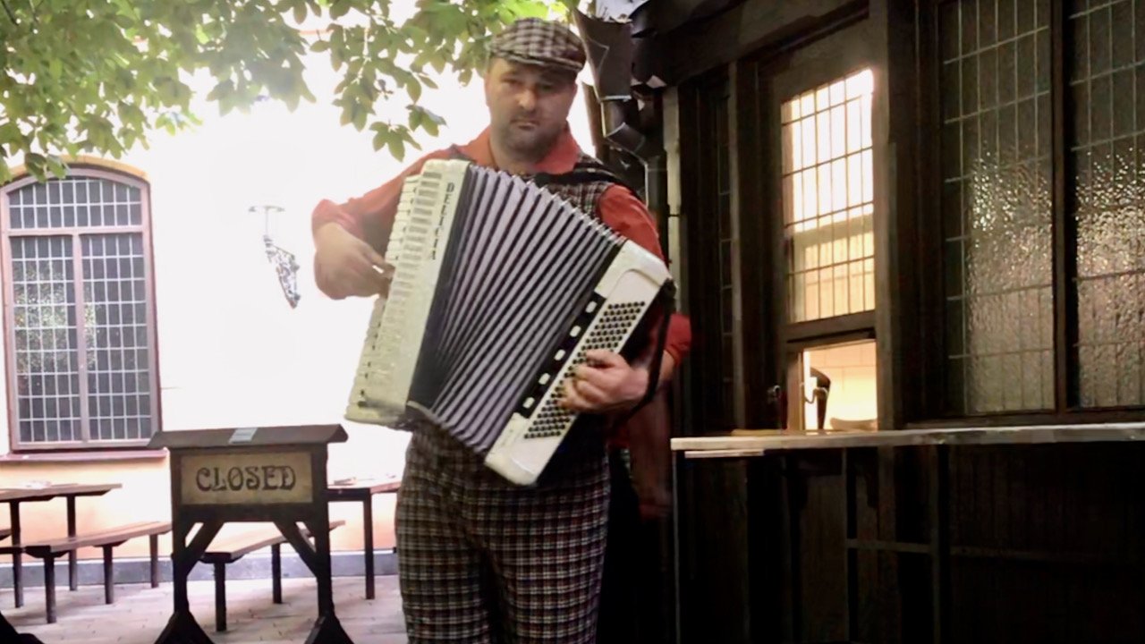 Давайте выпьем по кружечке тёмного пенного в пивной «У Флеку»!