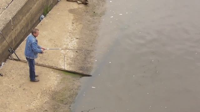 рыбалка в центре Великого Новгорода, подлещик на донку.mp4