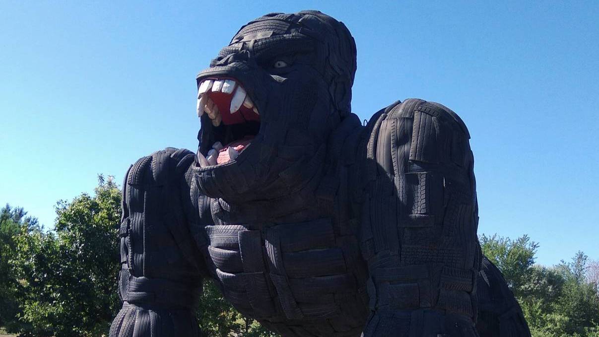 Супер огромные фигуры из старых автомобильных шин.