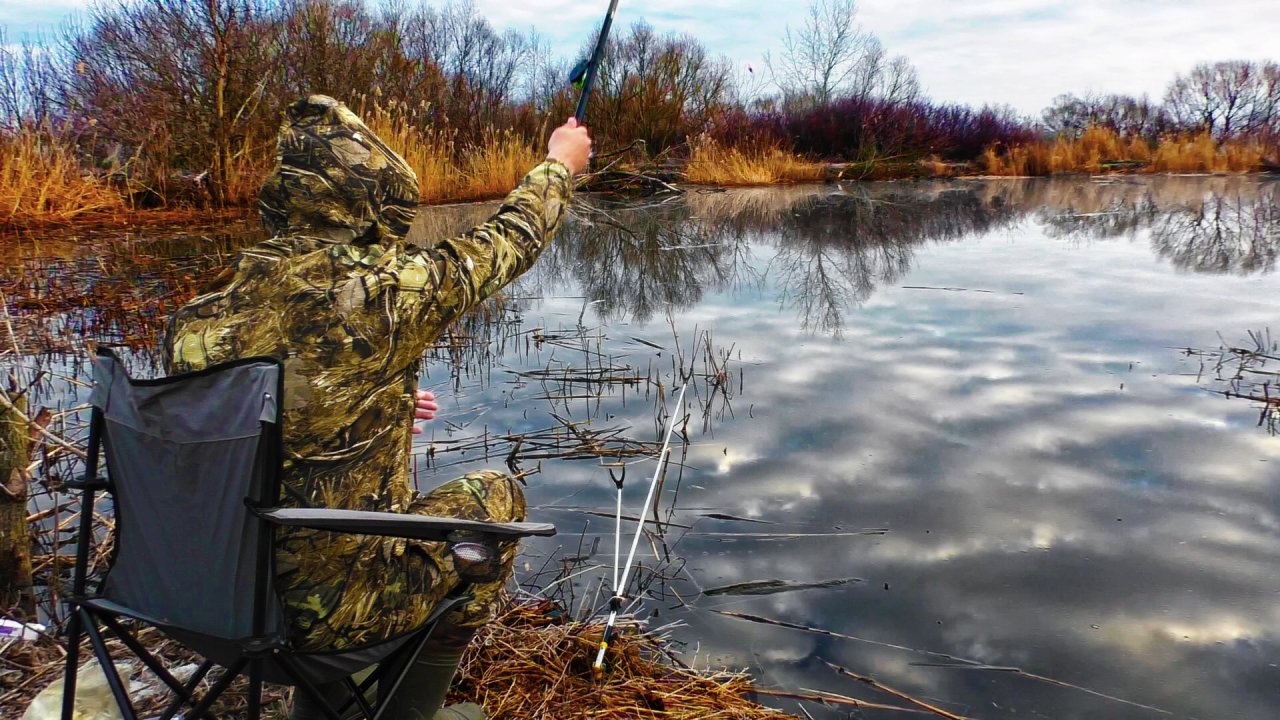ЛОВЛЯ КАРАСЯ на ДЕРЕВЕНСКОМ ПРУДУ в АПРЕЛЕ