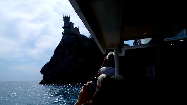 Крым. Прогулка по Чёрному морю. Подходим к Ласточкиному гнезду.