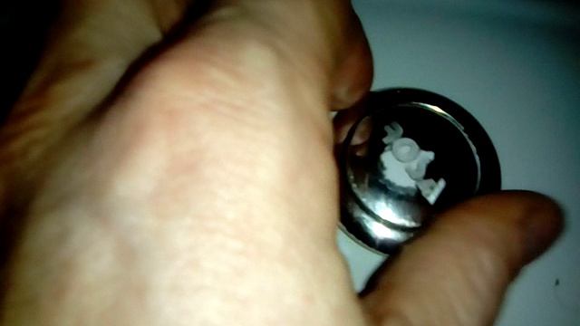 Как выкрутить кнопку бачка унитаза!