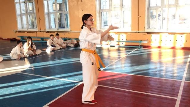 Подготовка на зелёный пояс Панина Дарина. Учим Цуки но 15 апреля 2022. Но не сдать. Дарина в ЦПСД