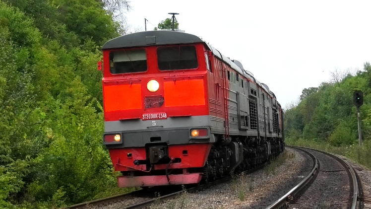 Тройник-гибрид 3ТЭ10МК-1348/1195 с грузовым поездом