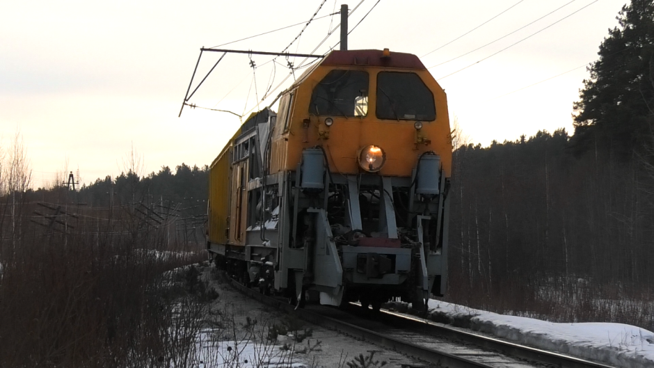 Тепловоз ТЭМ18ДМ-521 толкает снегоуборочную машину СМ-2М №1802