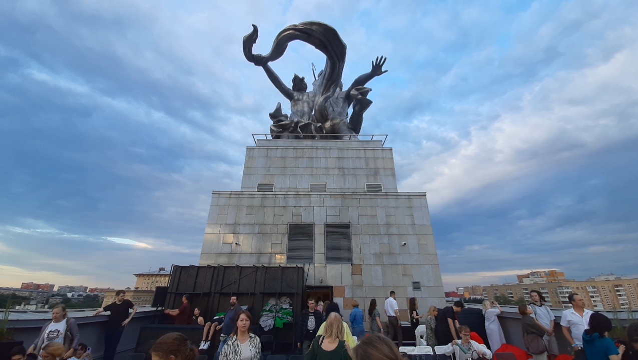 На крыше и внутри павильона РАБОЧИЙ И КОЛХОЗНИЦА...