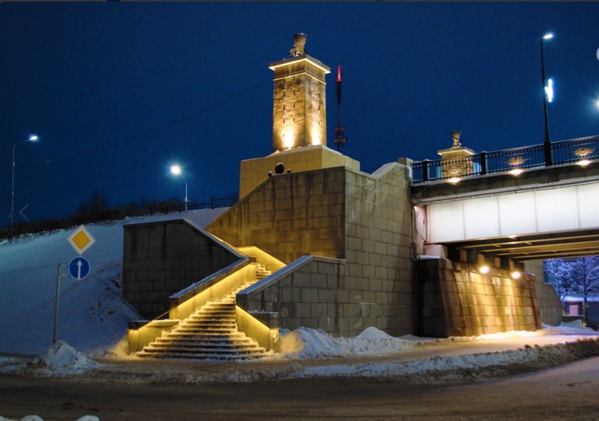 Перила с иллюминацией подсветкой на лестницах к мосту Александра Невского в Великом Новгороде