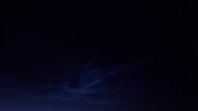 Серебристые облака на ночном небе