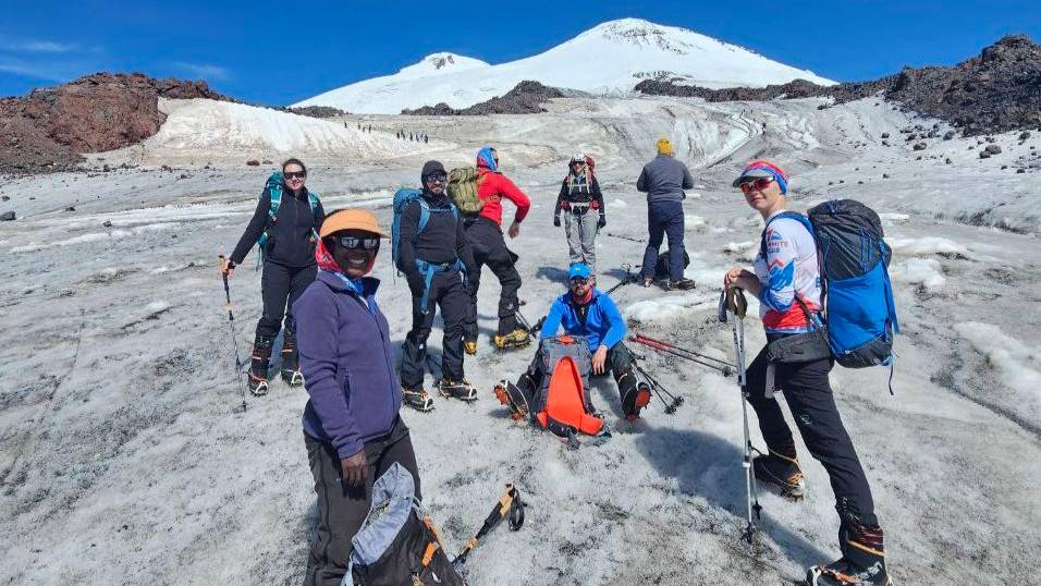 Группа  Клуба 7 Вершин "Эль Пупсы" на акклиматизационном выходе на Скалы Пастухова на Эльбрусе