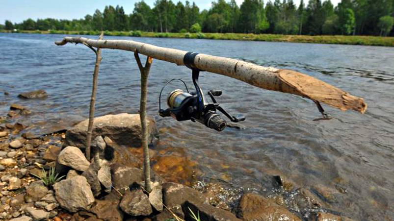 Лайфхак о том, как быстро и просто, прямо на рыбалке, можно сделать фиксатор для катушки