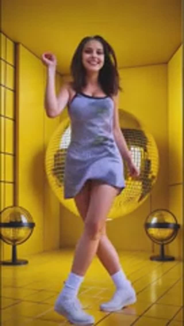 Зажигательная девушка танцует шафл