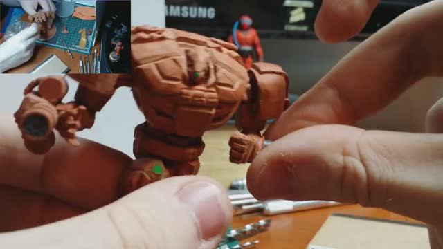 Моделирование фигурки из полимерной глины. Снимаем пушку. Ставим магниты на работа и пушку. 10