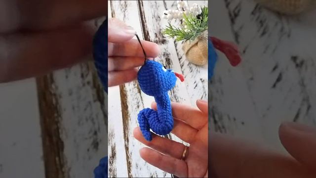 Змейка - брелок, синяя // символ 2025 // вязание крючком
