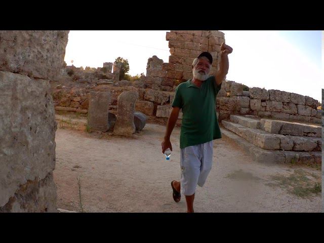 Анталия 2020. Древний город Перге. Часть 6: бегом за забавным дядькой.