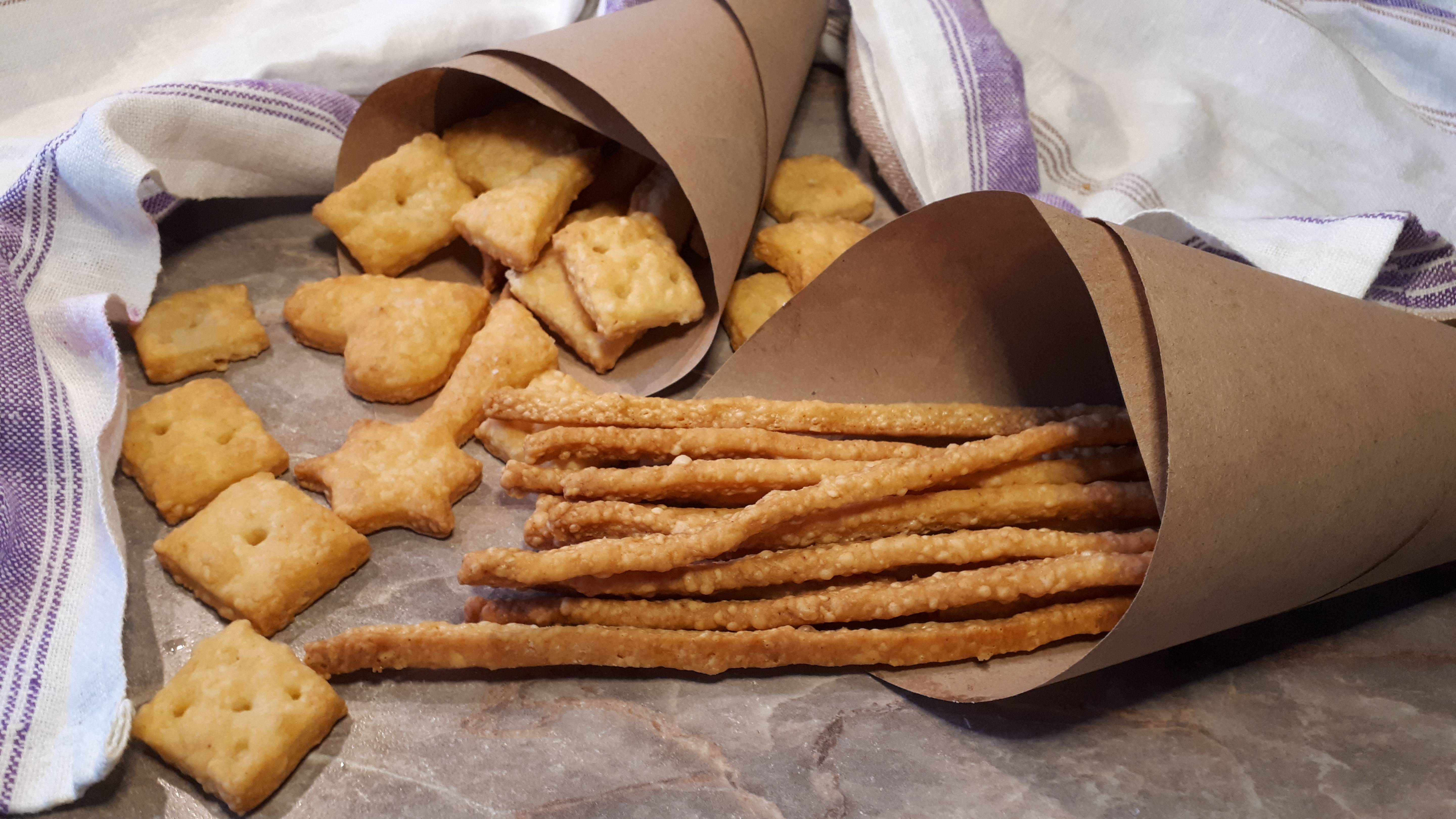 Сырные палочки, крекеры-квадратики