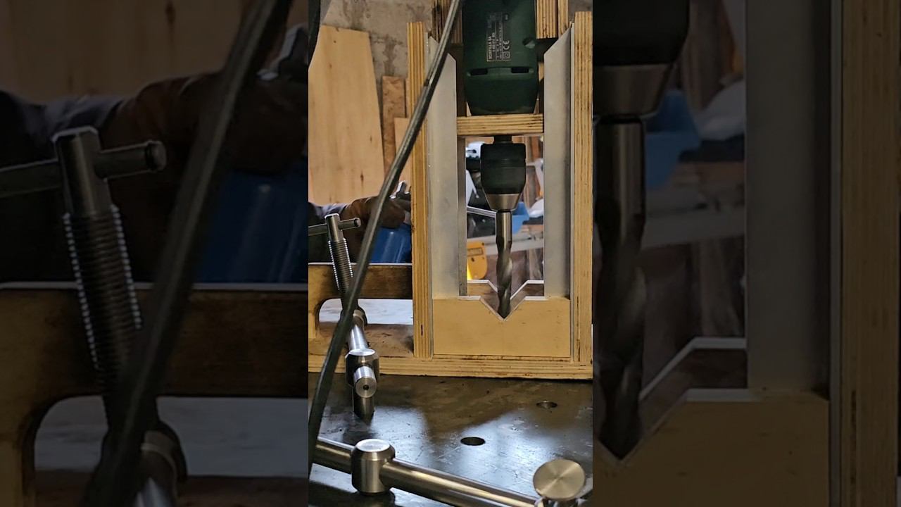 Перфорация сварочного стола 16-мм сверлом и 500-ваттной дрелью Bosch.