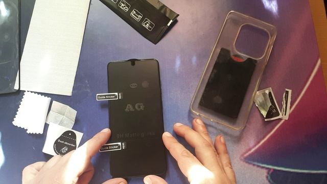 Как заменить защитное стекло на телефоне.