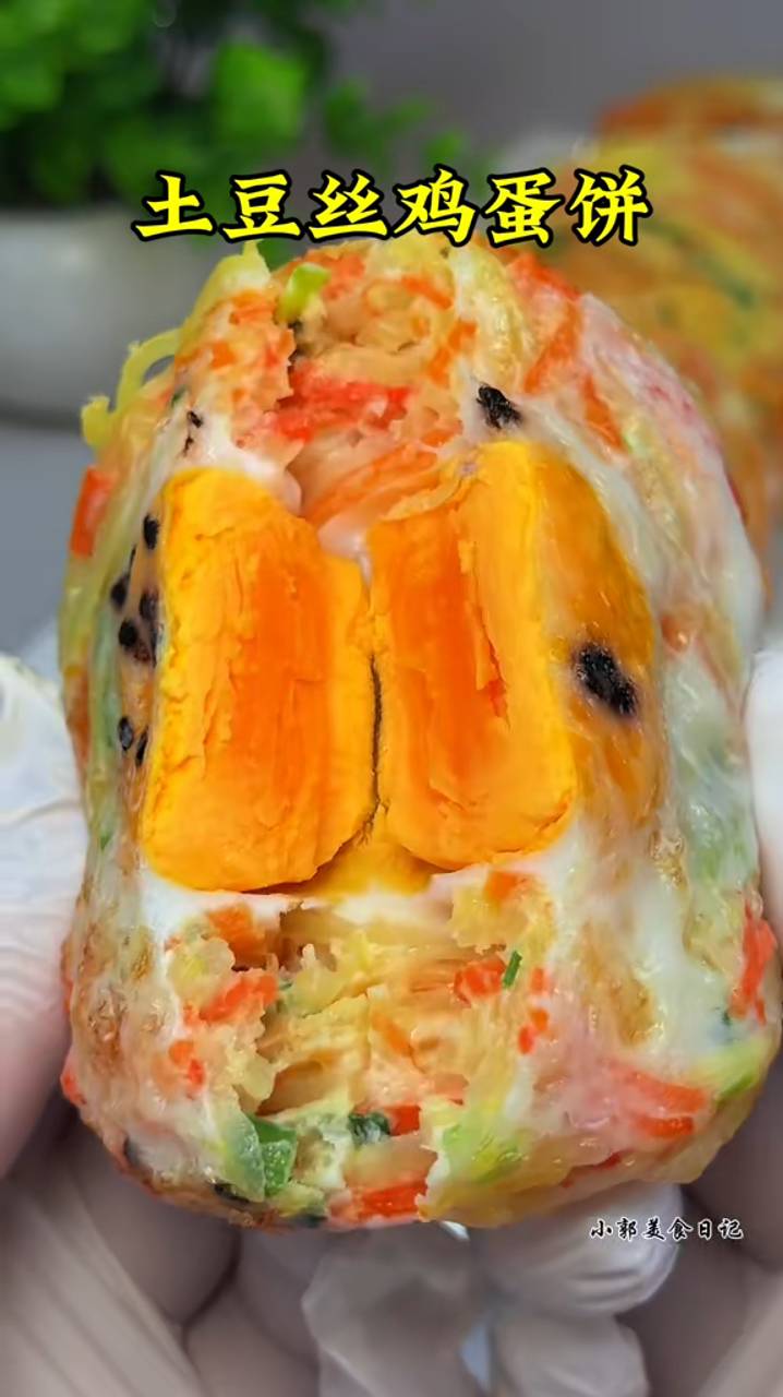 блинчики с тертым яйцом и картофелем на завтрак хрустящие снаружи и клейкие внутри, с овощами и яйца